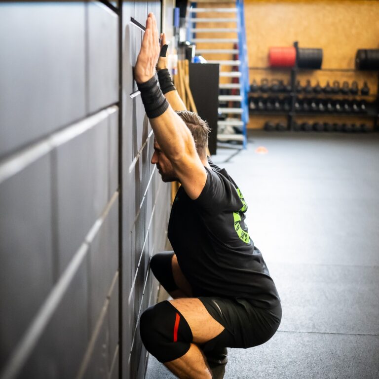 *New Blog Post* Check link in bio!  “CrossFit is bad for your back.” “You shouldn’t lift with shoulder pain.” 
Not exactly. 
Most injuries don’t require stopping. They require smart scaling. 
In our latest blog we break down: ✔️ The real injury rates in CrossFit ✔️ Training with back pain ✔️ Training with shoulder pain ✔️ When you should see a physio 
Thinking about starting but worried about an old injury? Send us a WhatsApp. Let’s talk.