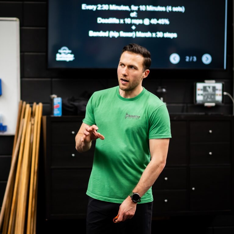 NEW BLOG LIVE 📚

We hebben een nieuwe blog geschreven over mental health in sport.

Veel mensen sporten om fitter of sterker te worden, maar wat vaak wordt onderschat is wat training doet met je mentale gezondheid.

Wetenschappelijk onderzoek laat zien dat goed opgebouwde training kan helpen bij het verminderen van stress, het verbeteren van stemming en het vergroten van mentale veerkracht.

Maar hier zit een belangrijke nuance.

Sport helpt alleen écht wanneer training goed begeleid en gedoseerd wordt. Te veel intensiteit zonder herstel kan juist extra stress veroorzaken. Daarom geloven wij dat coaching het verschil maakt.

In de blog leggen we uit:
• Hoe sporten stress kan verminderen
• Wat er in je brein gebeurt tijdens training
• Waarom CrossFit en mentale gezondheid goed samen kunnen gaan
• Waarom goede coaching essentieel is

Ben je benieuwd hoe training kan bijdragen aan jouw mentale gezondheid?

Lees de volledige blog via de link in bio.
