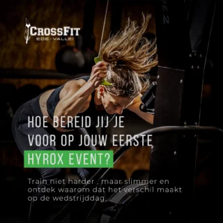 NIEUWE BLOG ONLINE

*Reageer met “HYROX” en we sturen je de link in je DM*

Hoe train je eigenlijk goed voor een HYROX?

Je ziet van alles voorbij komen:

👉 “Gewoon veel rennen”
👉 “Alleen maar intervals”

Maar… wat werkt nou echt?

We hebben het voor je uitgezocht 👇

✔️ Je aerobe systeem is de basis van je performance
✔️ Zone 2 training speelt een grotere rol dan veel mensen denken
✔️ Te hard starten kost je later minuten

En misschien wel de belangrijkste:
harder trainen is niet altijd beter

In de blog leggen we uit:

- hoe je jouw training opbouwt
- welke energiesystemen echt belangrijk zijn
- en hoe je dit praktisch toepast richting je eerste HYROX

Wil je de blog lezen? Reageer met “HYROX” en we sturen je de link in je DM 👊