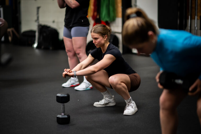 Most people chase intensity first.
That’s usually where things go wrong.

CrossFit is built on a simple hierarchy: mechanics, consistency, intensity.

Mechanics come first.
Moving well under low load. Understanding positions. Owning every rep. Not just getting it done, but getting it right.

Then comes consistency.
Can you show up and repeat that quality? Again. And again. Even when you’re tired, busy, or not feeling it.

Only then does intensity make sense.
Because intensity without control isn’t progress. It’s just noise with a timer.

The irony?
The athletes who respect this order the most…
are usually the ones who end up moving the fastest, lifting the heaviest, and lasting the longest.

It’s not about holding back.
It’s about building something that actually holds up.